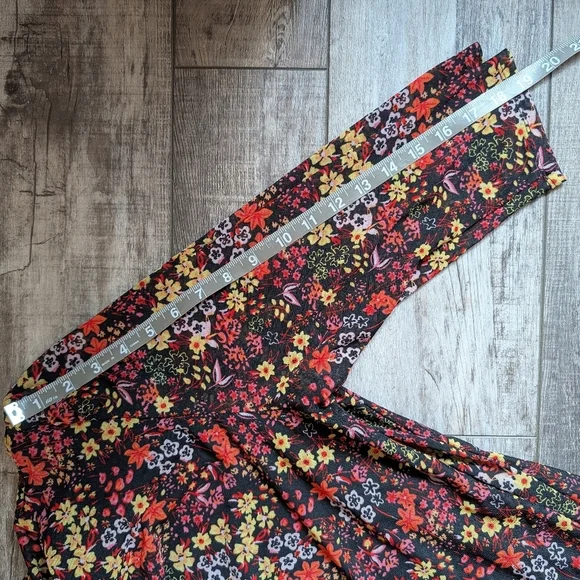 T Tahari Floral Women's Top - Black Multicolor Size Large - Picture 9 of 9